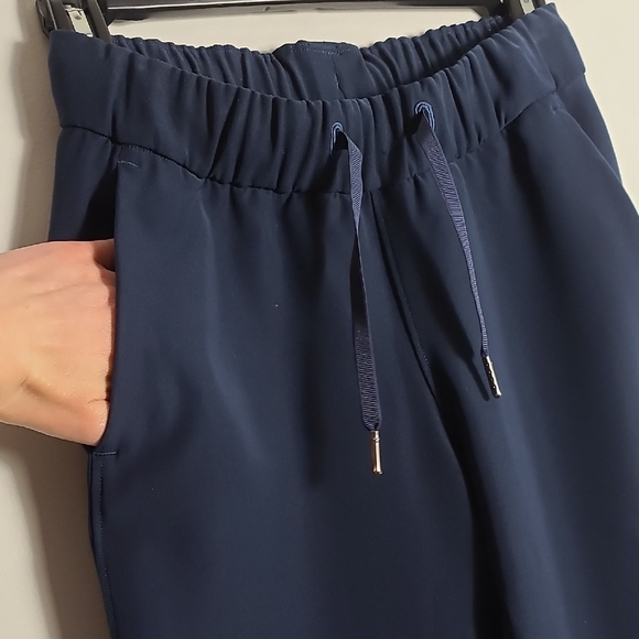 LULULEMON On The Fly Pant Woven 30" In Navy Size 2 - Picture 10 of 16